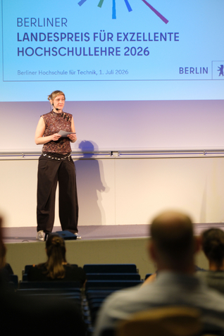 Frau mit Headset auf einer Bühne