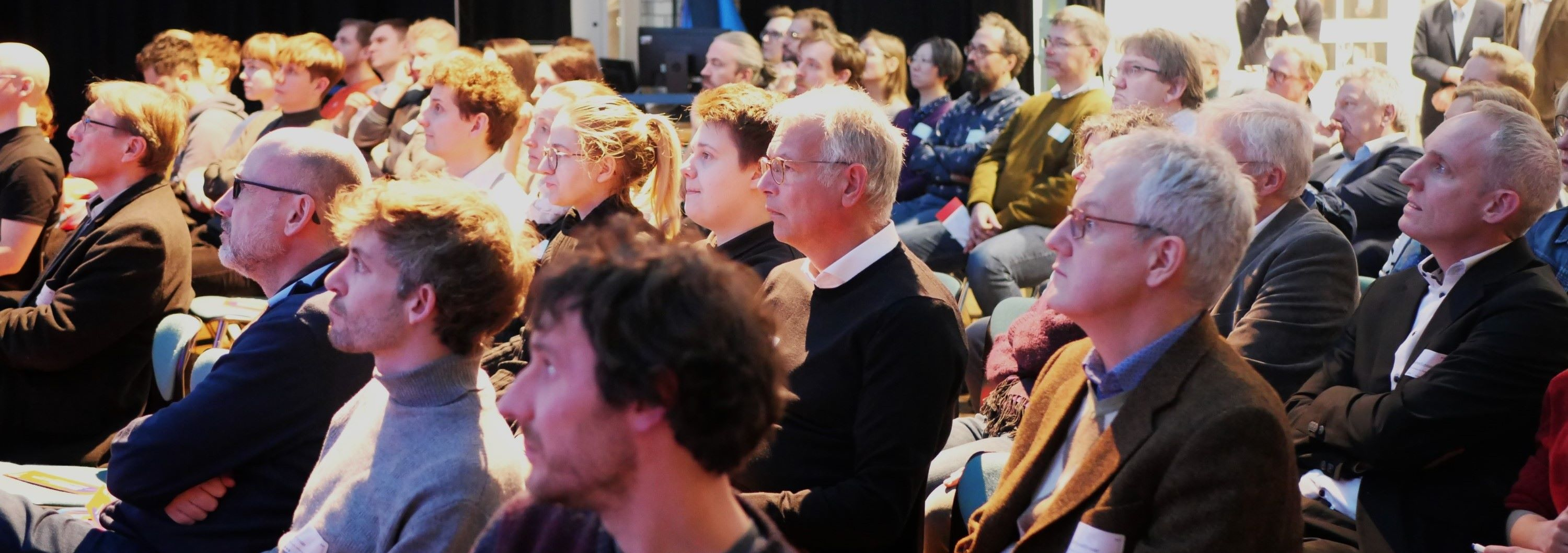 Menschen im Publikum.