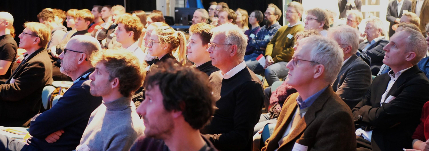 Menschen im Publikum.