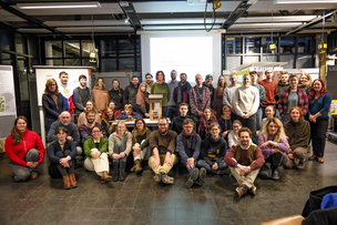 Gruppenfoto mit den Themengeber:innen, studentischen Teams, Rollwerk, RZE und GLASBOX