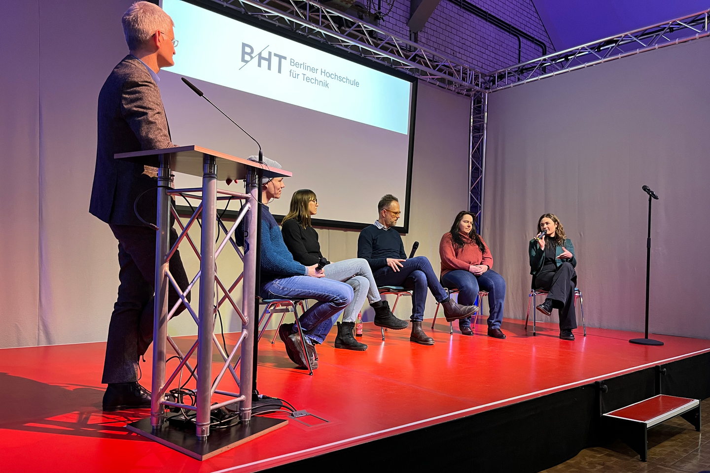 FishBowl mit den Referentinnen und Studierenden sowie Lehrenden der BHT. Foto: R. Halwaß