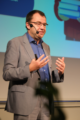 Mann mit Headset auf einer Bühne