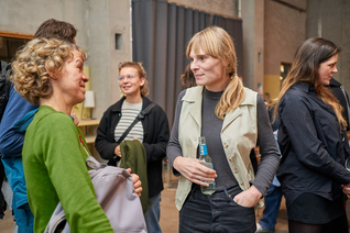 Gespräch zwischen Forschenden, Start-ups und Zivilgesellschaftlichen Akteuren bei Veranstaltung des Projekts Zukunft findet Stadt im Impact Hub Berlin