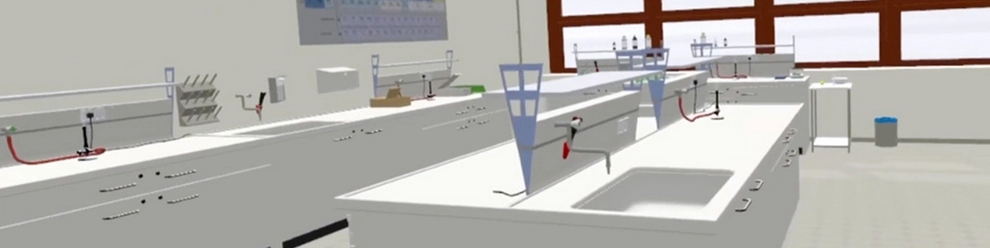 Virtuelles Labor mit weißen Arbeitsflächen, Spülbecken, roten Gasschläuchen und typischer Laborausstattung wie Reagenzglashaltern und Abzügen. Im Hintergrund große Fenster mit Tageslicht.