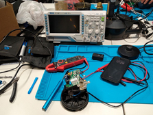 Elektronikwerkzeuge auf einem Tisch
