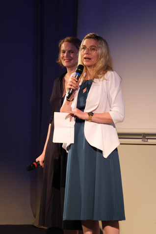 Julia Neuhaus spricht in ein Mikrofon