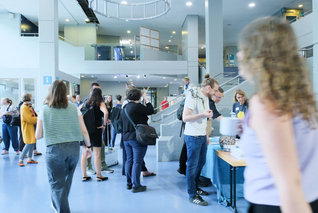 Menschen im Foyer Haus Grashof der BHT