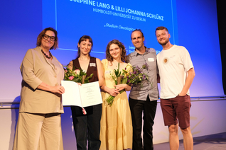 Ina Czyborra und vier weitere Personen posieren auf der Bühne mit Urkunde und Blumensträußen