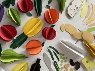 aus Papier und einer geretteten Holzwerkstoffplatte (OSB) wurde ein nach der planetary health diet gedeckter Teller von den Studierenden gebaut