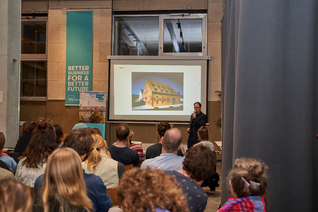 Gespräch zwischen Forschenden, Start-ups und Zivilgesellschaftlichen Akteuren bei Veranstaltung des Projekts Zukunft findet Stadt im Impact Hub Berlin