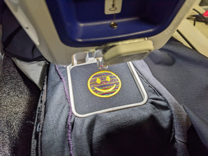 gestickter Smiley auf Rucksack im Detail