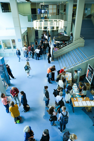 Menschenansammlung im Foyer Haus Grashof der BHT