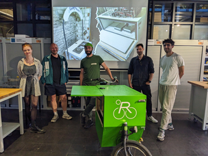 4 Studierende und ein Vertreter des Vereins Rückenwind stehen neben dem zur mobilen Fahrradwerkstatt umgebauten Lastenrad