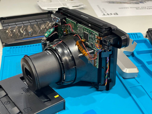 das Kameragehäuse wurde geöffnet, um sicherzustellen, dass mit dem Isopopanol nichts beschädigt wird