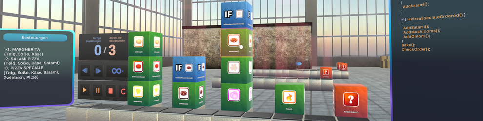 Virtuelle Pizzafabrik mit bunten Codeblöcken, die Zutaten wie Teig, Soße, Käse und Salami symbolisieren. Die Blöcke sind gruppiert und entlang eines Förderbands gestapelt, das die Abarbeitungsreihenfolge des Codes darstellt. Links zeigt eine große Bildschirmtafel Bestellungen mit Zutatenlisten. Direkt daneben befindet sich ein Bedienfeld mit Buttons, über das der Code gestartet, gestoppt sowie vor- und zurückgespult werden kann. Farbcodierte „IF“-Blöcke und Funktionsnamen wie AddDough() oder Bake() verdeutlichen die Programmierlogik. Rechts zeigt eine weitere Bildschirmtafel den aus den gelegten Pizzablöcken übersetzten Programmcode. Im Hintergrund befindet sich eine helle Industriehalle mit großen Fenstern.