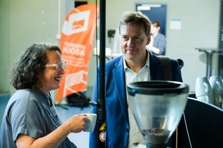 Zwei Menschen an einem Kaffee-Stand
