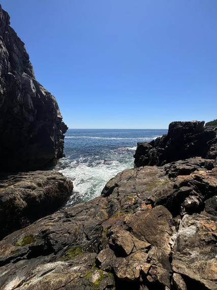 Blick auf Felsen am Meer. Foto: Nicholas Gottwick (privat)