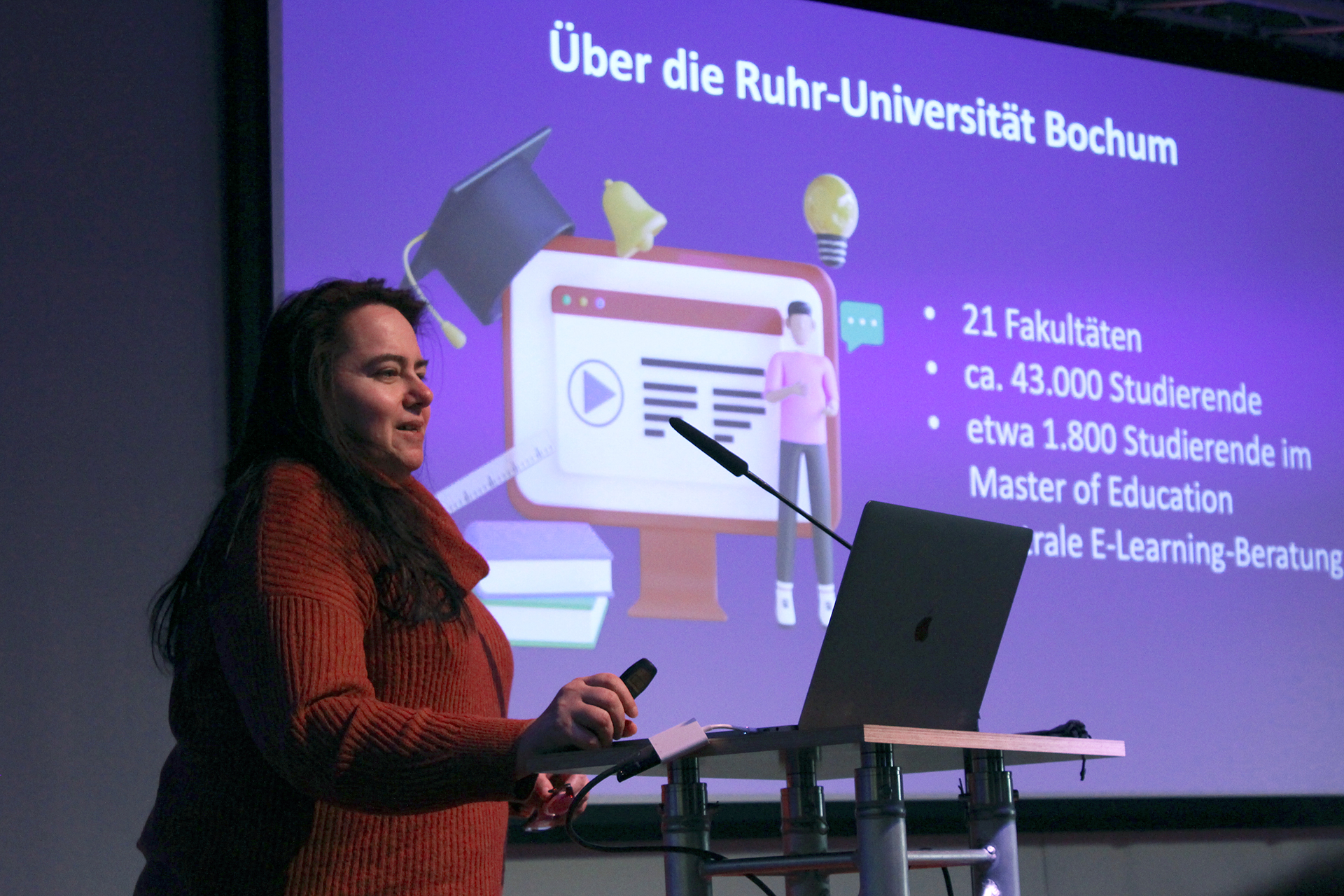 [Translate to Englisch:] Impulsvortrag von Sabine Römer (Ruhr-Universität Bochum). Foto: R. Steffens